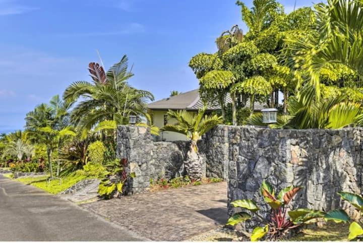 Sweeping Ocean Views Ideal Location Gated Villa Kailua-Kona Exterior photo